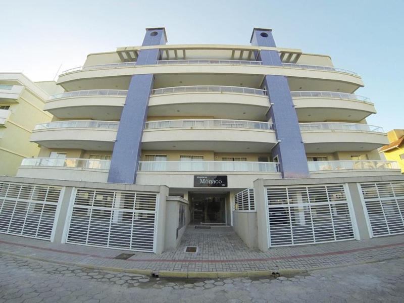 Ed Monaco, 150 Metros Da Praia De Bombas Бомбиньяс Экстерьер фото